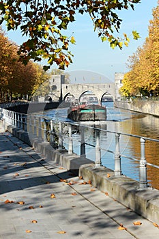 Promenade le long du quai Notre-Dame aÃÆÃâÃÂ¢Ã¢âÂ¬ÃÂ¡ÃÆÃ¢â¬Å¡ÃâÃÂ Tournai en Belgique en automne. Pont des trous en perspective photo